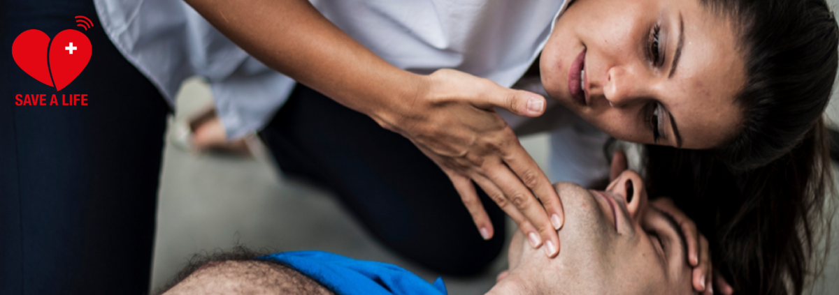 Femme écoutant la respiration d'un homme inconscient